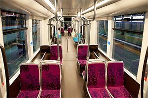 Photo de l'intérieur d'une rame, avec sièges rose